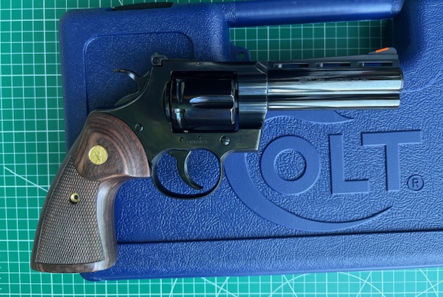 A revolver.